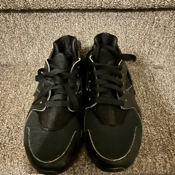 Nike Huarache Shoes Black 6Y EUC - Picture 2 of 5